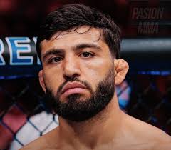 UFC311 Arman Tsarukyan esta FUERA de su pelea con Islam Makhachev debido a  una lesion en la espalda. UFC está trabajando en una pelea de reemplazo  para Makhachev, con Renato Moicano entre