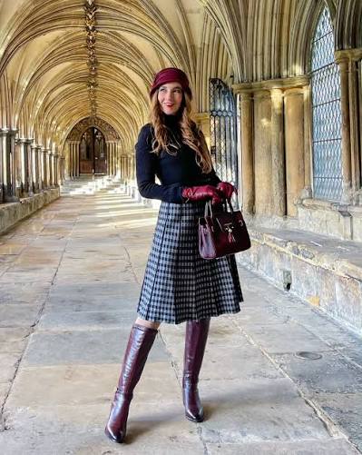 It's knit dress season 😍 A beautiful knit dress, tights and a pair of heeled boots and you've got yourself the perfect winter outfit. #IzabelLondon #Dress #Styling #Winter #KnitDress
