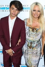 Brandon meets dylan when dylan defends scott to two bullies in tech class. Dylan Jagger Lee Pamela Andersons Sohn Ist Ein Model Gala De