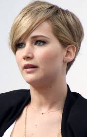 Jennifer Lawrence S Best Haircut For Long Necks And Round Faces How To Style Top Jennifer Lawrence Short Hair Jennifer Lawrence Hair Jennifer Lawrence Haircut