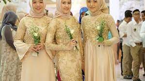Roulete gold rel berkualitas princess diskon warna dua silver bulat 2 gorden tutup. Inspirasi Model Kebaya Berwarna Gold Yang Cantik Gak Bikin Kelihatan Lebih Tua