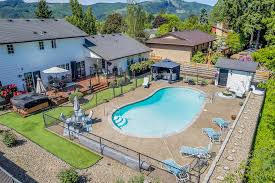 Sparkling Oasis in 97116 *2 hr minimum*