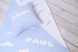 Babys lieben es, gekuschelt und getragen zu werden, insbesondere die kleinsten. Set Wolkenhimmel Deine Decke Und Kissen Mit Namen Bio Babydecke