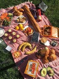 Ich zeige euch ein paar rezepte für gesunde snacks zum mitnehmen und picknick ideen für den sommer, wie avocado aufstrich oder. Pinterest Paralyzedwater Picknick Essen Asthetisches Essen Lebensmittel Essen