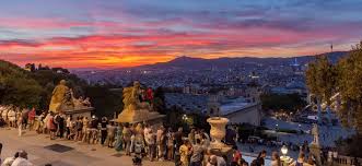 Il comportamento più buffo e interessante che ho potuto osservare tra i turisti che, come me, hanno invaso barcellona durante questo agosto, è la tendenza a farsi fotografare, o a fotografarsi, di fronte a ogni paesaggio, monumento o luogo di interesse. Visitare Barcellona Sagrada Familia E Altri Capolavori Di Gaudi
