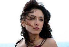 Cassandra De Rosa parla del nuovo album a Mondoreality: "Ho tirato fuori un  lato di me molto rock"