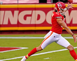 Image of Tommy Townsend punting a football