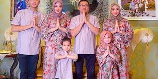 Beberapa tips dalam memilih pakaian lebaran keluarga dan beberapa referensi gambar pakaian lebaran bagi kalian yang masih bingung memilih banyak sekali pakaian seragam yang dapat kalian contoh dari keluarga ini. Lebaran Di Rumah Saja Ashanty Enggak Ada Tamu Tetap Disyukuri Halaman All Kompas Com