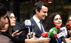 Vođa pokreta samoopredeljenje i kosovski premijer aljbin kurti pozvao je parlamentarne stranke da glasaju za vjosu osmani za novu kosovsku predsednicu ili će na novim izborima, njegov pokret osvojiti više glasova nego na prethodnim. Vjosa Osmani And Albin Kurti Come Up With A Joint List In The Elections Top News1 Com
