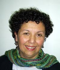 Profesora Verónica Varas imparte clase de danza afro en la Plaza Ñuñoa