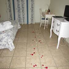Surprenez votre valentin(e) avec une chambre romantique pleine de pétales de rose. Chambre Avec Les Petales De Roses Et Bougies Photo De Le Clos De Pradines Saint Quentin La Poterie Tripadvisor