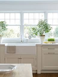 The Peak Of Tres Chic Kitchen Trend No Upper Cabinets Kitchen Inspirations Farmhouse Sink Kitchen Cream Kitchen Cabinets