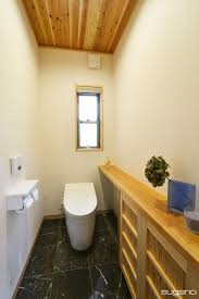 トイレの床は御影石貼り 天井は杉節板 カウンター収納も杉材でまとめて 落ち着いた雰囲気に仕上げました 和風住宅 トイレ 和風トイレ 和風の トイレ 新築住宅 木造住宅 便所 木質感 トイレカウンター 御影石貼 ネオレスト 設計事務所 菅野企画設計