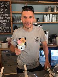 Unsere redaktion hat eine riesige auswahl an hersteller & marken produkte ausführlichst getestet und wir zeigen ihnen hier die ergebnisse unseres tests. Lukas Podolski Ladt Uns Alle Auf Ein Eis Ein In Seinem Eigenen Laden