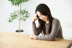「悩む女性画像 無料」の画像検索結果