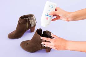 Chaussures Blanches Sales Astuce Pour Les Rendre Comme Neuves Astuces De Grand Mere Chaussures Qui Couinent Chaussure Poudre Pour Bebe
