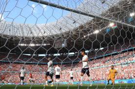 Những cđv đầu tiên của tuyển pháp vào puskas arena tiếp lửa cho thầy trò hlv deschamps. 22ae4mjhxrdd8m