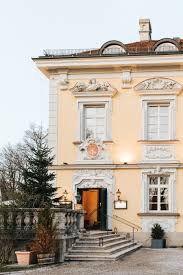 Sie erreichen die unzähligen sehenswürdigkeiten, einkaufsmöglichkeiten, restaurants. Glamourose Blau Weiss Gold Inspiration Im Bamberger Haus Munchen