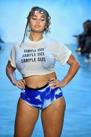 A Curvy Model Wore A Sample Size T Shirt During New York Fashion Week And Twitter Is Cheering Body Positive Fashion New York Fashion Week 2018 Fashion