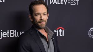 'het goddelijke monster', 'danni lowinski' en 'aspe'. Amerikaanse Acteur Luke Perry 52 Overleden Libelle