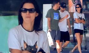 Kendall jenner posted a rare instagram tribute to boyfriend devin booker for their anniversary. Kendall Jenner Embraces Her Animal Instincts As She Dons Dog Graphic Tee To Shop At Petco Daily Mail Online