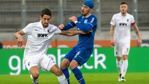 Schalke hat mehr ballbesitz (54 prozent), gewinnt mehr zweikämpfe (70 prozent) und weist auch eine ordentliche passquote von 86 prozent auf. Fc Augsburg Schockmoment Und Spater Jubel Der Fca Holt Einen Punkt Gegen Schalke Augsburger Allgemeine