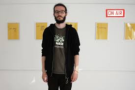 Baietii de la doi degeaba au nevoie de un frigider nou fiindca coolio a murit. Cine Sunt Doi Degeaba In Realitate