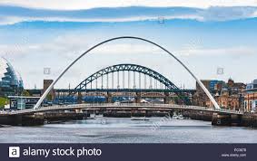 Gateshead millennium bridge first tilted in june 2001 and was first opened to the public in september that year. Eine Ansicht Der Gateshead Millennium Bridge Uber Den Fluss Tyne Von Newcastle Nach Tyne Bridge Suchen Stockfotografie Alamy