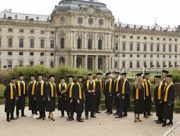 Durch vielfältige und innovative studiengänge, zahlreiche attraktive auslandskooperationen sowie exzellente forschung und lehre bieten wir ihnen beste. Karriere Machen So Kommst Du Ins Top Management Wurzburg Erleben