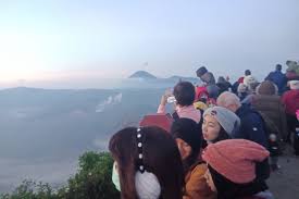 Aku menerima suratmu menjelaskan ketidakbisaanmu untuk datang ke sini kemarin. 4 Spot Terbaik Melihat Matahari Terbit Di Bromo Halaman All Kompas Com