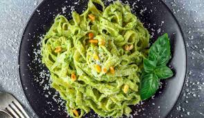 Se amate le rivisitazioni dei classici, vi suggeriamo un bel piatto di pasta con del profumatissimo pesto al pistacchio! Tagliatelle Con Pesto Di Pistacchi E Pinoli Tostati Squisite