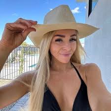 Samantha Devine (@samanthaadevine)