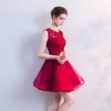 Die bekannteste variante unter ihnen ist das kleine schwarze, das von coco chanel bereits in den 1920er jahren entworfen wurde. Kurze Brautkleider Spitze Gunstige Kappen Hulsen Appliques Braut Sexy Hochzeit Kleid Brautkleid Rot Vestido De Noiva Robe De Mariage Robe De Mariage Bridal Gown Redbridal Gown Aliexpress