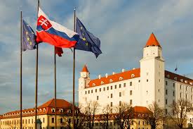 Slovak cumhuriyeti kuzeyinde polonya, batısında çek cumhûriyeti ve avusturya, güneyinde macaristan, doğusunda ukrayna tarafından çevrili olan bir orta. Slovakya Konsoloslugu Schengen Vizesi