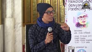 Ada yang menggunakan bahasa arab bahasa formal bahasa sunda dan masih banyak lagi. Melihat Lagi Video Evie Effendi Yang Sebut Muhammad Sesat Dan Dipolisikan Ipnu Teras Jabar