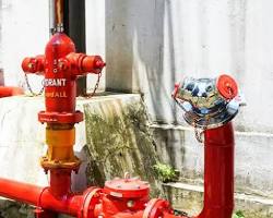 Image of Contoh komponen sistem proteksi kebakaran dengan berbagai jenis kerusakan dasar (sprinkler head rusak, pipa berkarat, valve bocor)