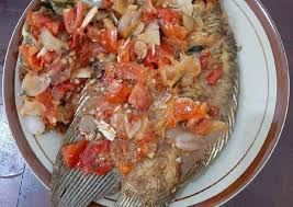 Salah satu cara mengolah ikan gurame adalah dengan digoreng dan disiram dengan saus spesial. Cara Memasak Pecak Gurame Yang Renyah