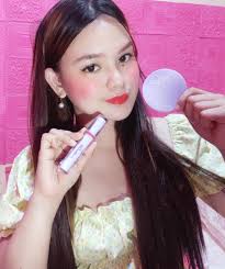 When your makeup compact is too judgy about your application of powder..... 