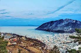 Oferă diversitate, de la clădirea modarom, pe care se pot vedea gloanțele de la revoluția din '89 și. Plimbari In Brasov 6 Locuri Pe Care Trebuie Sa Le Incerci