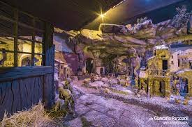 Ma per fare meno strada (e cavarsela con ad ornavasso, in piemonte, c'è addirittura la grotta di babbo natale ed è un unicum mondiale. La Grotta Di Babbo Natale Recensioni Su Antica Cava Di Ornavasso Ornavasso Tripadvisor