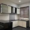 Dapur single line adalah desain dapur minimalis yang memiliki kabinet dengan satu garis lurus. 1