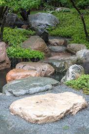 Das hallenbad aus den augen von häusern, mit treppen, jacuzzi, schwimmen gegen den strom, kleine…. Eine Steinbrucke Bietet Einen Pfad Uber Einen Teich In Einem Japanischen Garten Lizenzfreie Fotos Bilder Und Stock Fotografie Image 78897580