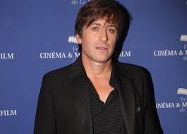 (2009)comme un manouche sans guitarealbum par thomas dutroncsortie : Thomas Dutronc In The Face Of Charcot S Disease His Overwhelming Confidences