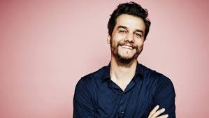 Dat meldt de amerikaanse entertainmentwebsite tmz. Narcos Acteur Moura Deze Rol Leg Je Niet Achteloos Naast Je Neer Het Parool