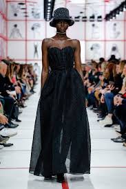 La star principale sarà, ovviamente, monsieur dior con la sua creatività: L Ultima Storia D Amore Anglosassone Di Christian Dior Notizie Defiles 1072727