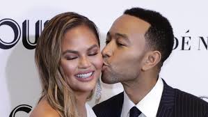 Chrissy teigen started modeling as a teenager, eventually landing on the cover of sports illustrated's swimsuit issue in 2010. Chrissy Teigen John Legend Steht Die Ehe Nach Mobbing Skandal Vor Dem Aus