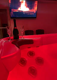 Teljes terjedelmében égett egy ötödik emeleti szoba a termál úti szállodában, a tűz három másik szobát és a felettük lévő műfüves. Szerelmi Feszek Romantikus Szoba Gesztenye Panzio Zalakaros Zalakaros Szallas Mese Panzio Zalakaros Gyerekbarat Apartman Jacuzzis Szallas Medences Apartman