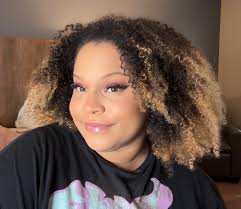 Happy birthday to my twin! I wish you love and pray for numerous blessings  as you enter your new era of life. 🫶🏽💕😘