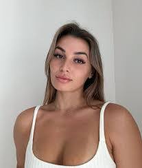 Laura Hettinger's Instagram, Twitter & Facebook