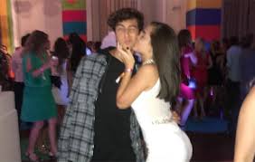 Tal sucesso do artista, inclusive, fará com que a atriz adolescente precise lidar com a distância do amado. Namorado De Mel Maia Ganha Beijinho Da Atriz Em Festa Ofuxico